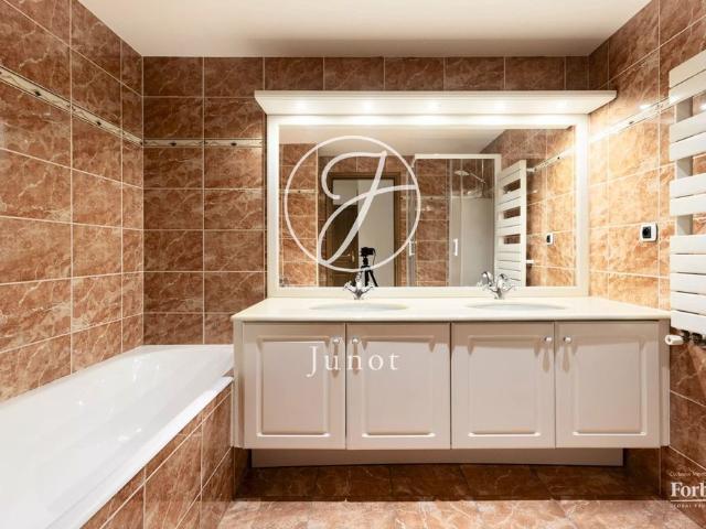 Tout savoir sur cet appartement dans le quartier Elysées Madeleine, à Paris 8ème