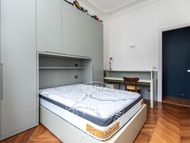 Tout savoir sur cet appartement dans le quartier Elysées Madeleine, à Paris 8ème