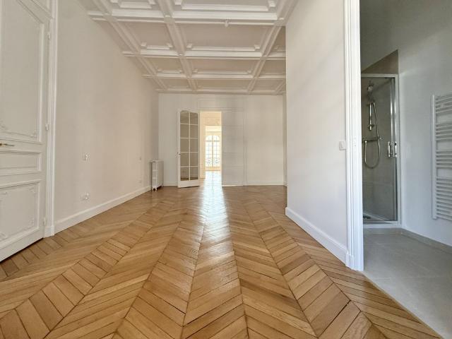 Tout savoir sur cet appartement dans le quartier Hoche Friedland, à Paris 8ème