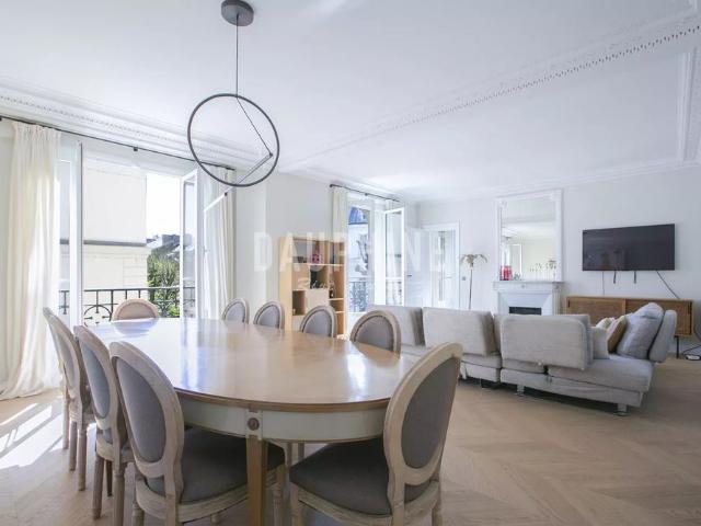 Tout savoir sur cet appartement dans le quartier Invalides, à Paris 7ème