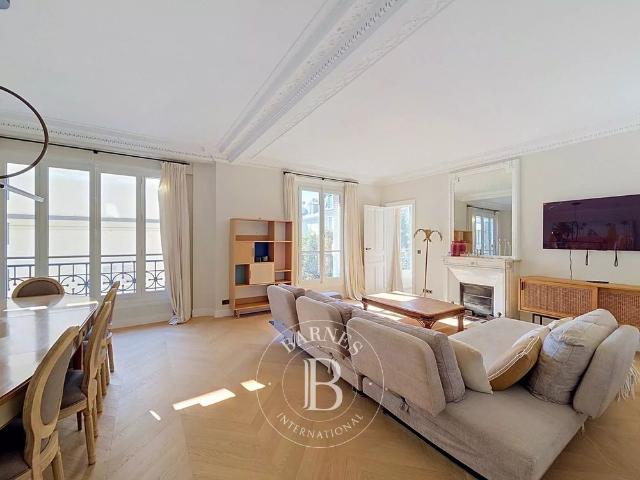 Tout savoir sur cet appartement dans le quartier Invalides, à Paris 7ème