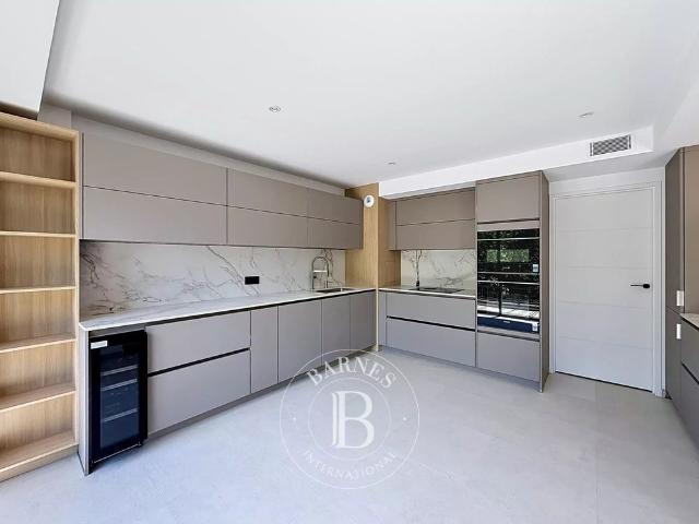 Tout savoir sur cet appartement dans le quartier Ile de la Jatte Parc d'Orléans, à Neuilly sur Seine