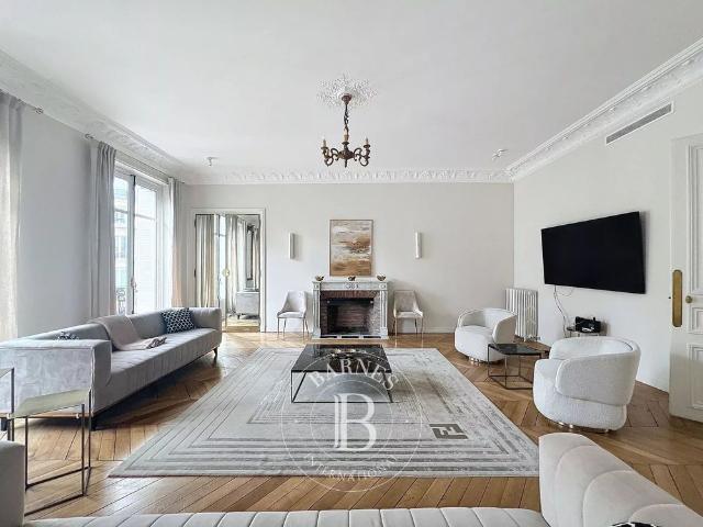 Tout savoir sur cet appartement dans le quartier Legendre Lévis, à Paris 17ème