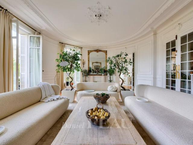 Tout savoir sur cet appartement dans le quartier Mairie, à Paris 8ème