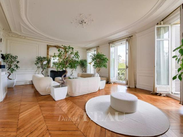 Tout savoir sur cet appartement dans le quartier Mairie, à Paris 8ème