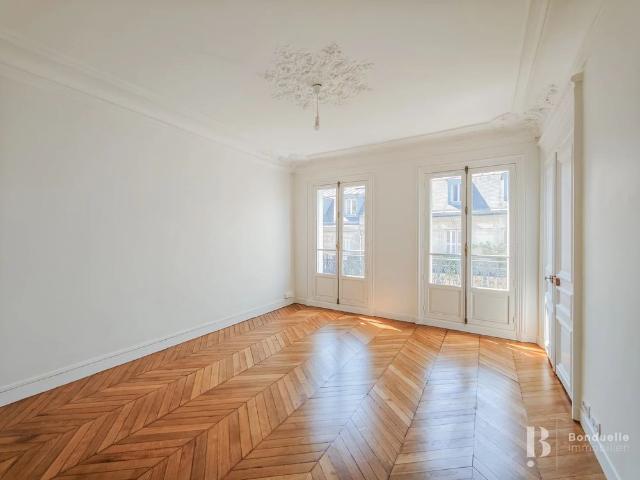 Tout savoir sur cet appartement dans le quartier Mairie, à Paris 8ème