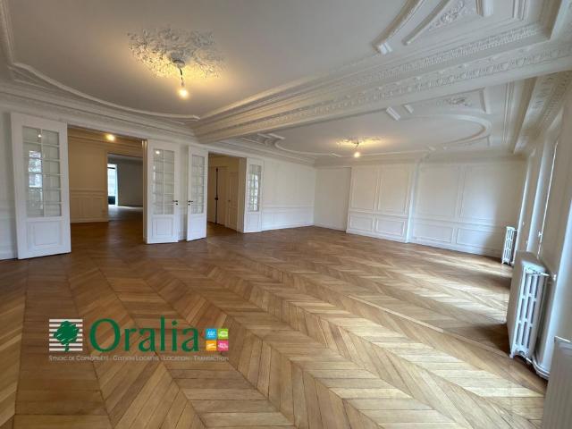 Tout savoir sur cet appartement dans le quartier Mairie, à Paris 8ème
