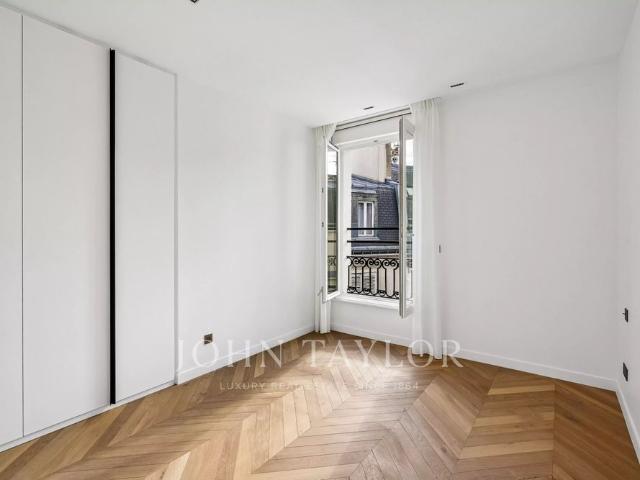 Tout savoir sur cet appartement dans le quartier Mairie, à Paris 8ème