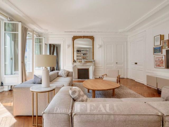 Tout savoir sur cet appartement dans le quartier Mairie, à Paris 8ème