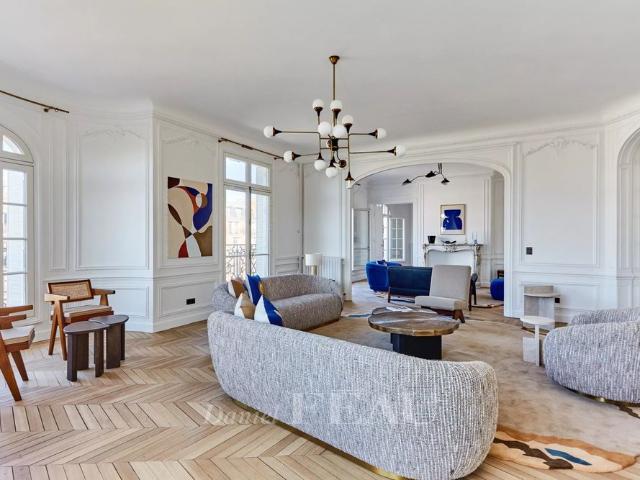 Tout savoir sur cet appartement dans le quartier Mairie, à Paris 8ème