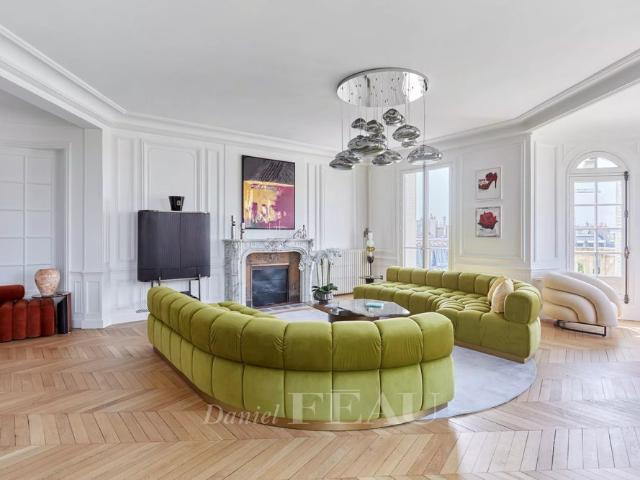 Tout savoir sur cet appartement dans le quartier Mairie, à Paris 8ème