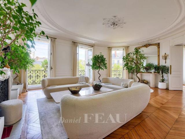 Tout savoir sur cet appartement dans le quartier Mairie, à Paris 8ème