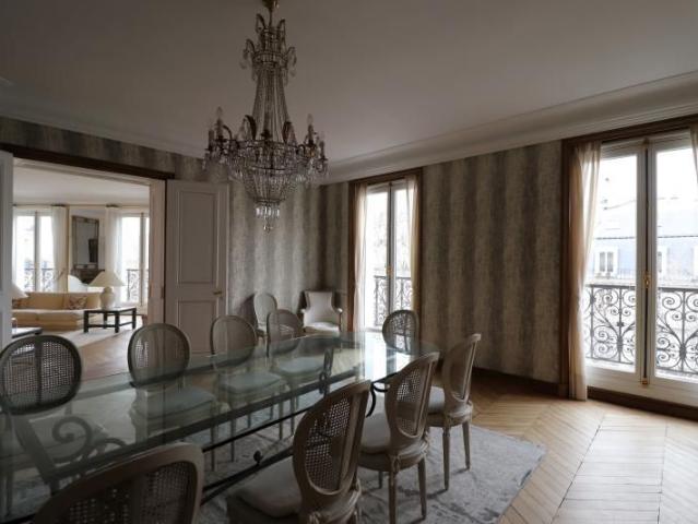 Tout savoir sur cet appartement dans le quartier Mairie, à Paris 8ème