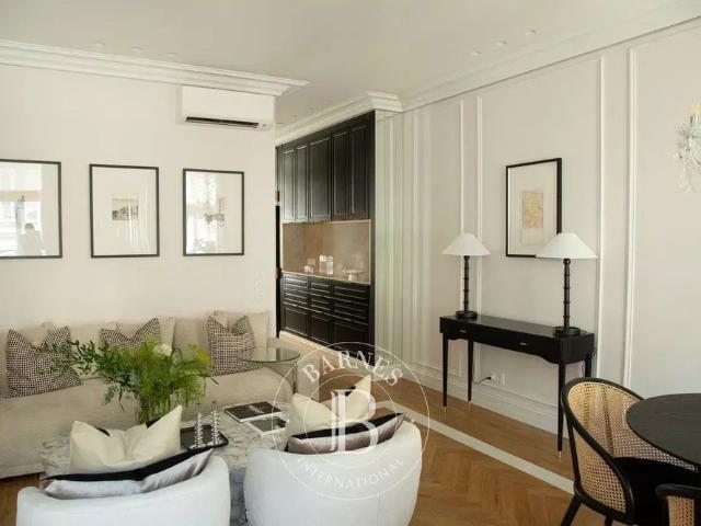 Tout savoir sur cet appartement dans le quartier Saint Philippe du Roule, à Paris 8ème