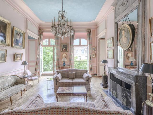 Tout savoir sur cet appartement dans le quartier Saint Philippe du Roule, à Paris 8ème