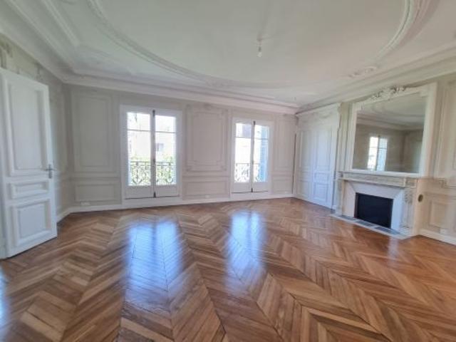 Tout savoir sur cet appartement dans le quartier Saint Philippe du Roule, à Paris 8ème