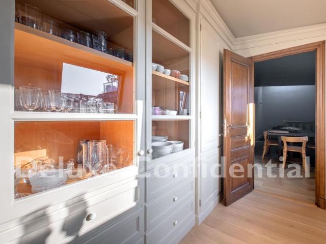 Tout savoir sur cet appartement dans le quartier Saint Philippe du Roule, à Paris 8ème