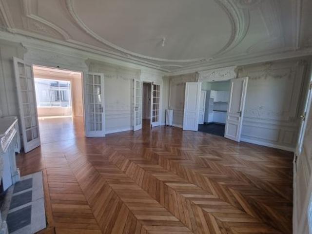Tout savoir sur cet appartement dans le quartier Saint Philippe du Roule, à Paris 8ème