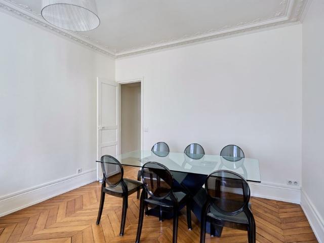 Tout savoir sur cet appartement dans le quartier Saint Philippe du Roule, à Paris 8ème