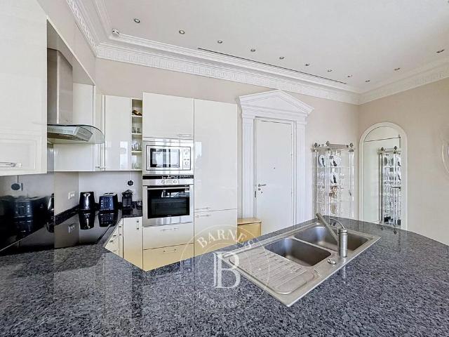 Tout savoir sur cet appartement dans le quartier Saint Philippe du Roule, à Paris 8ème