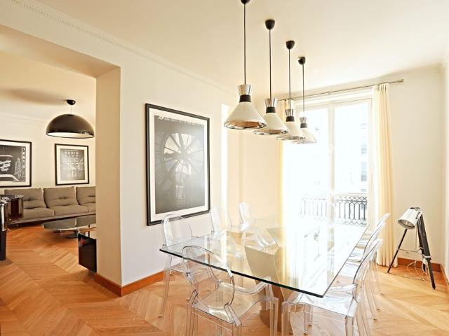 Tout savoir sur cet appartement dans le quartier Saint Philippe du Roule, à Paris 8ème
