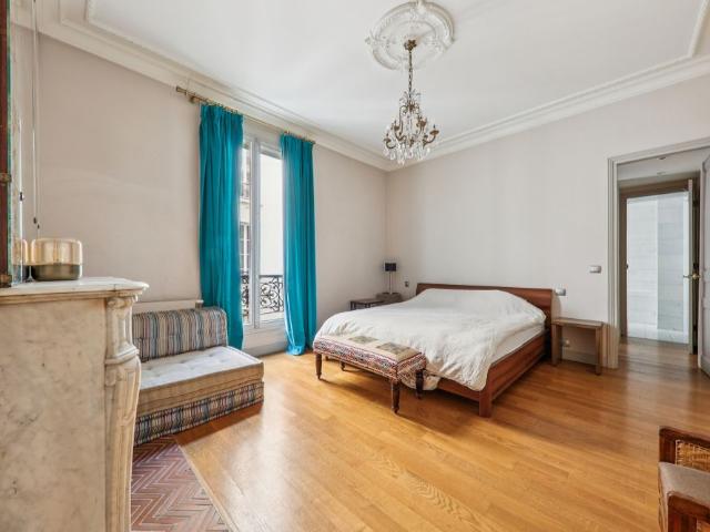 Tout savoir sur cet appartement dans le quartier Saint Philippe du Roule, à Paris 8ème