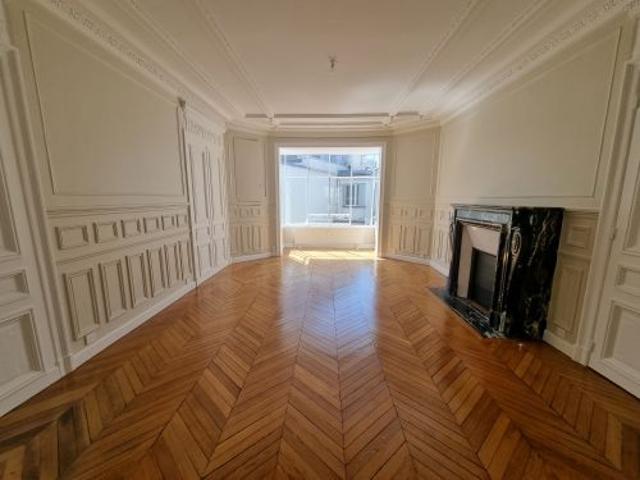 Tout savoir sur cet appartement dans le quartier Saint Philippe du Roule, à Paris 8ème