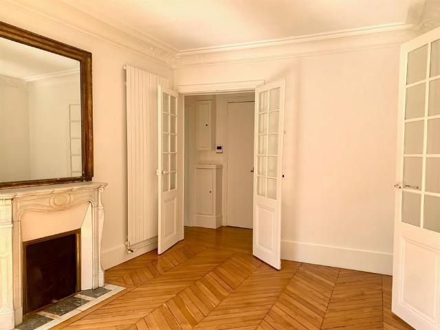 Tout savoir sur cet appartement dans le quartier Saint Placide, à Paris 6ème