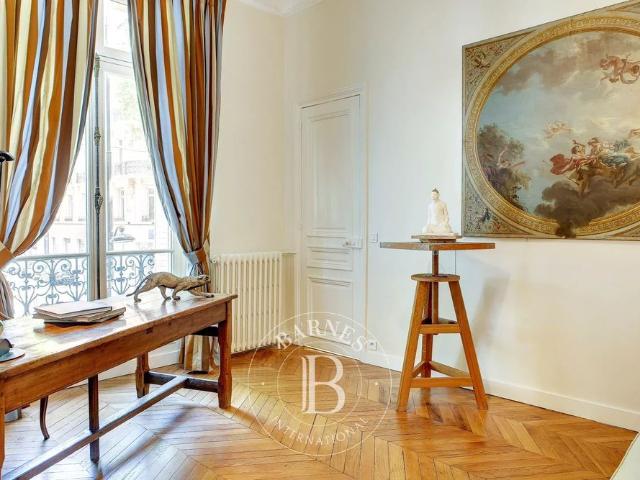 Tout savoir sur cet appartement dans le quartier Saint Thomas d'Aquin, à Paris 7ème