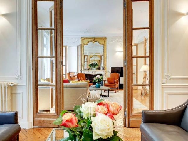 Tout savoir sur cet appartement dans le quartier Saint Thomas d'Aquin, à Paris 7ème