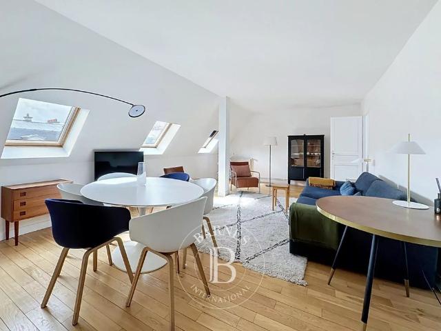 Tout savoir sur cet appartement dans le quartier Saint Thomas d'Aquin, à Paris 7ème