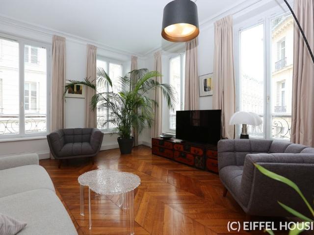 Tout savoir sur cet appartement dans le quartier Saint Thomas d'Aquin, à Paris 7ème