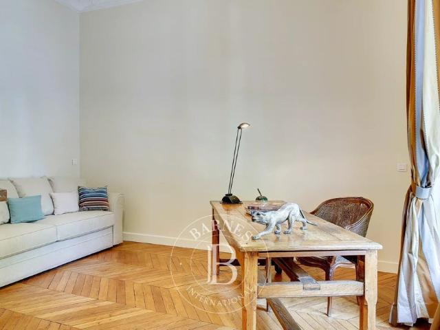 Tout savoir sur cet appartement dans le quartier Saint Thomas d'Aquin, à Paris 7ème