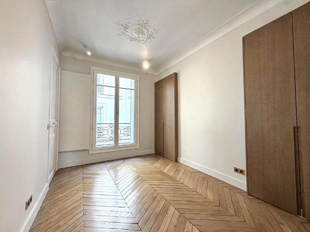 Tout savoir sur cet appartement dans le quartier Saint Thomas d'Aquin, à Paris 7ème