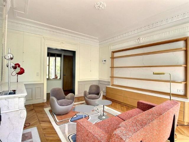 Tout savoir sur cet appartement dans le quartier Saint Thomas d'Aquin, à Paris 7ème