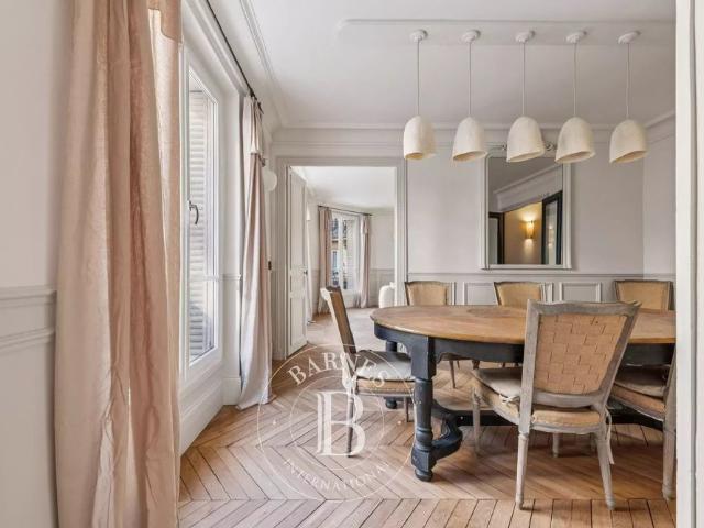 Tout savoir sur cet appartement dans le quartier Saint Thomas d'Aquin, à Paris 7ème