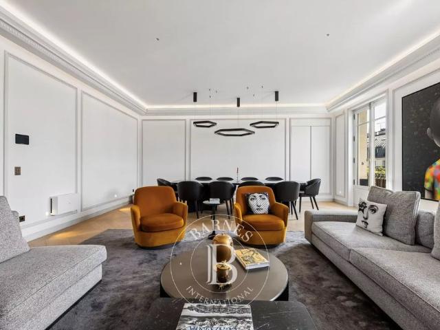 Tout savoir sur cet appartement dans le quartier Saint Thomas d'Aquin, à Paris 7ème