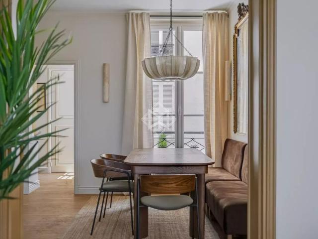 Tout savoir sur cet appartement dans le quartier Saint Thomas d'Aquin, à Paris 7ème
