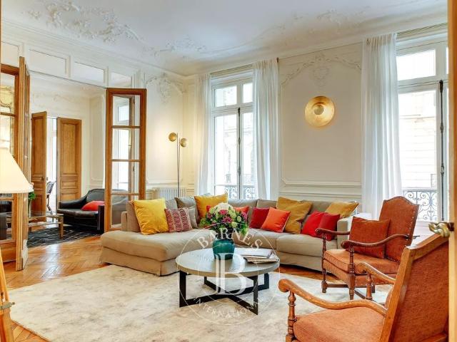 Tout savoir sur cet appartement dans le quartier Saint Thomas d'Aquin, à Paris 7ème