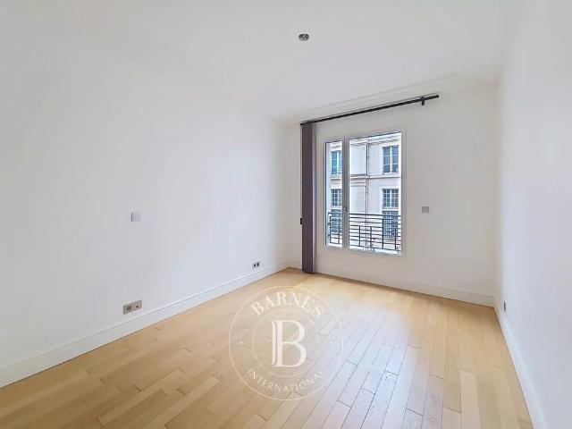 Tout savoir sur cet appartement dans le quartier Saint Thomas d'Aquin, à Paris 7ème