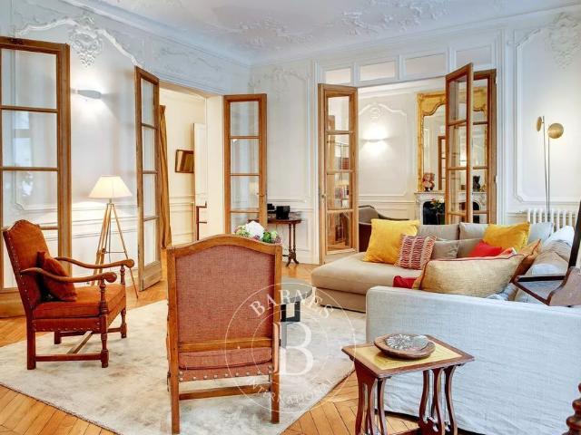 Tout savoir sur cet appartement dans le quartier Saint Thomas d'Aquin, à Paris 7ème