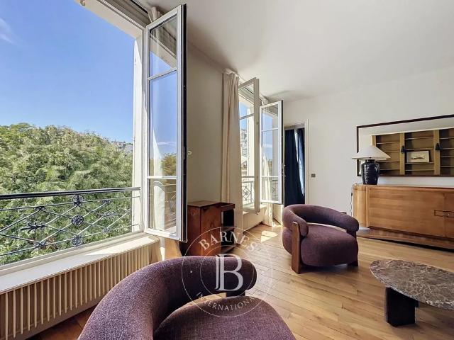 Tout savoir sur cet appartement dans le quartier Saint Thomas d'Aquin, à Paris 7ème