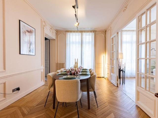 Tout savoir sur cet appartement dans le quartier Parc Monceau, à Paris 8ème