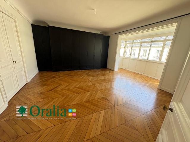 Tout savoir sur cet appartement dans le quartier Parc Monceau, à Paris 8ème