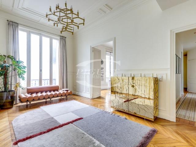 Tout savoir sur cet appartement dans le quartier Triangle d'Or, à Paris 8ème