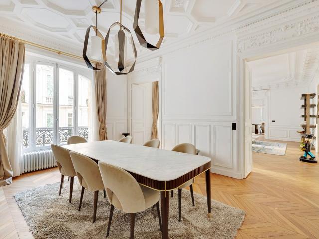 Tout savoir sur cet appartement dans le quartier Triangle d'Or, à Paris 8ème