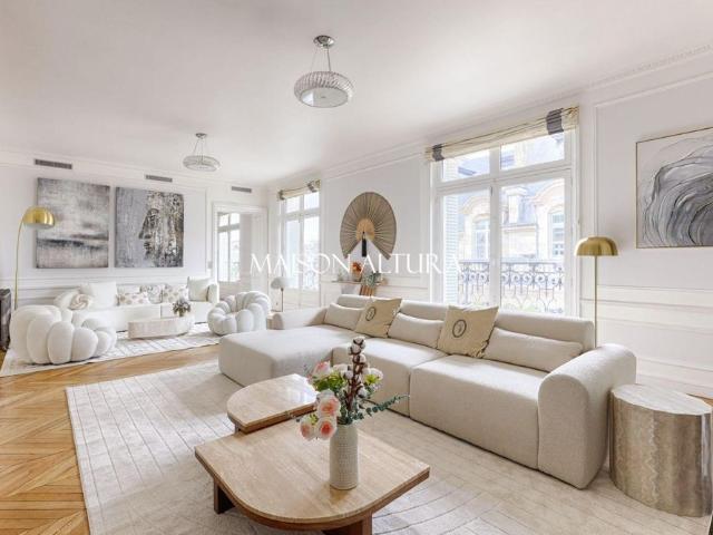 Tout savoir sur cet appartement dans le quartier Triangle d'Or, à Paris 8ème