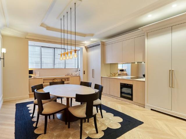 Tout savoir sur cet appartement dans le quartier Triangle d'Or, à Paris 8ème