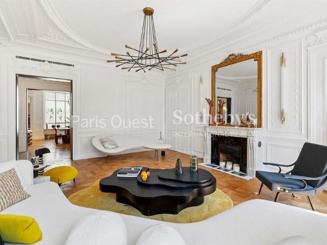 Tout savoir sur cet appartement dans le quartier Triangle d'Or, à Paris 8ème