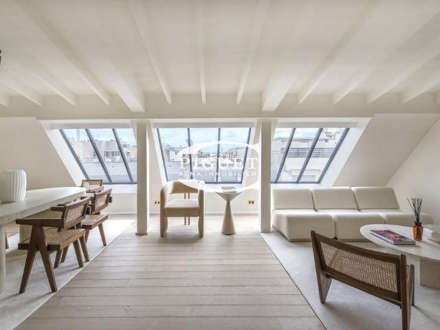 Tout savoir sur cet appartement dans le quartier Triangle d'Or, à Paris 8ème
